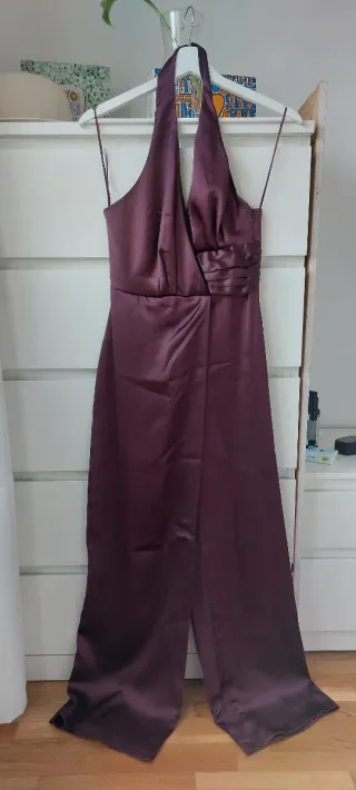 Mono largo satén burdeos Zara