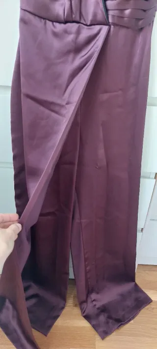 Mono largo satén burdeos Zara