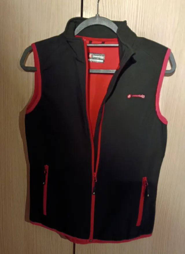 Chaleco de montaña negro y rojo