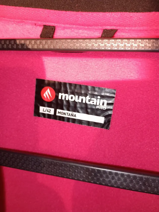 Chaleco de montaña negro y rojo