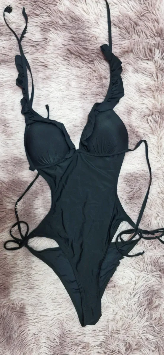 Traje de baño negro con volantes