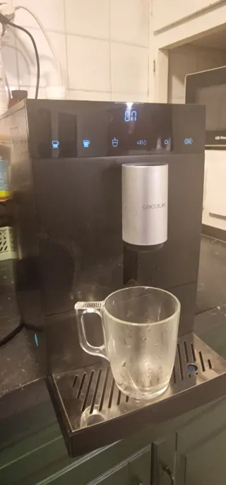 Cafetera automatica cecotec. Muele cafe .