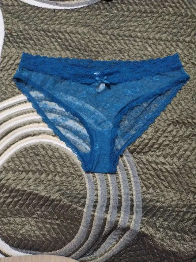 Braga y tanga azul con encaje