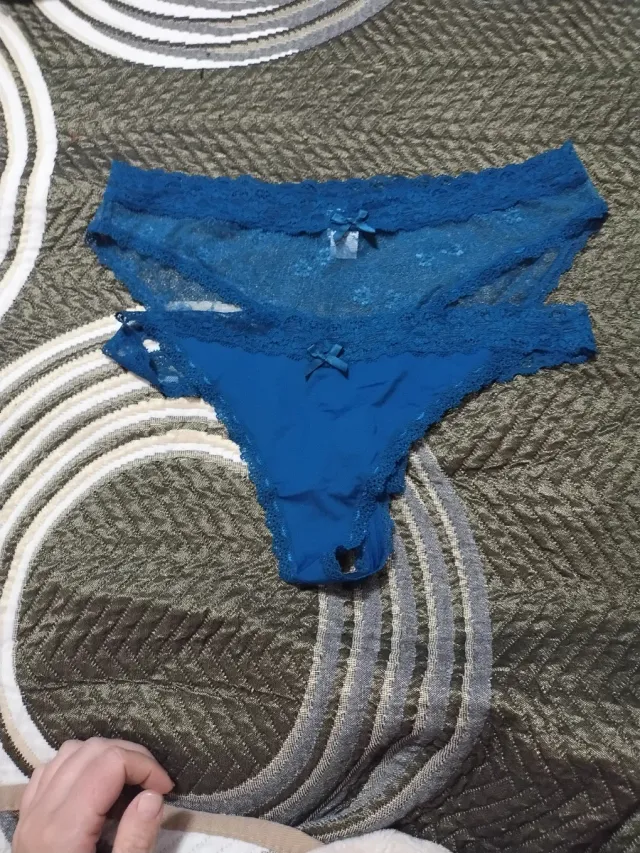 Braga y tanga azul con encaje