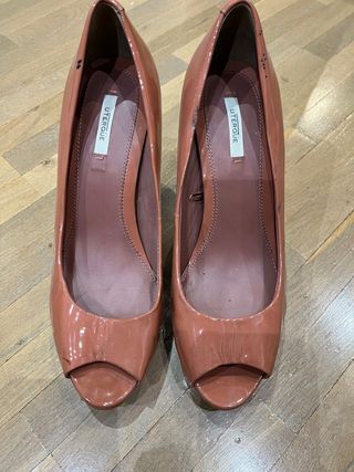Zapatos salón charol UTERQUE rosa talla 40