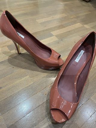 Zapatos salón charol UTERQUE rosa talla 40