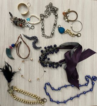 Lote bisutería collares, pulseras y llaveros