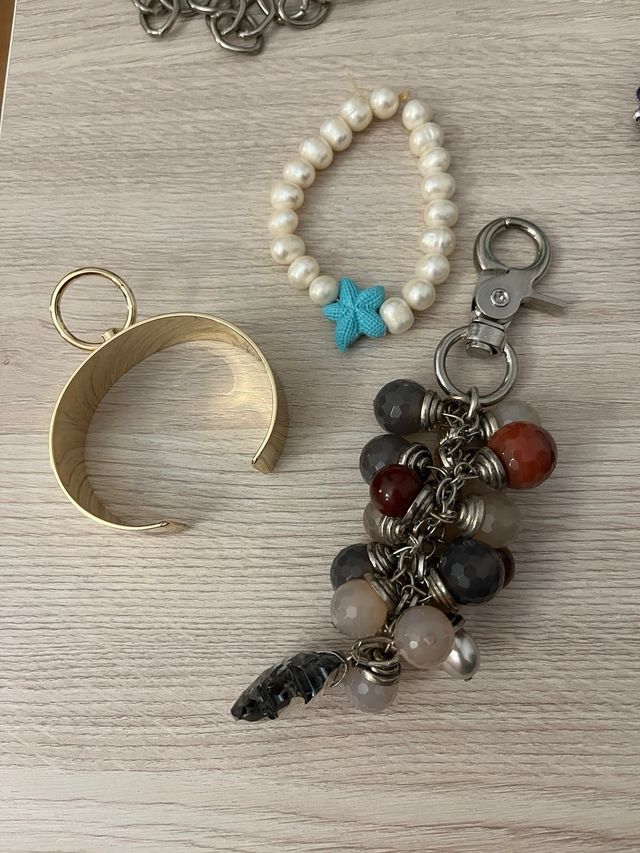 Lote bisutería collares, pulseras y llaveros