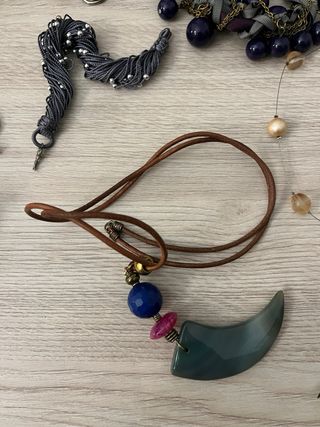 Lote bisutería collares, pulseras y llaveros