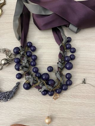 Lote bisutería collares, pulseras y llaveros