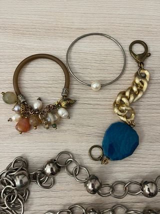 Lote bisutería collares, pulseras y llaveros