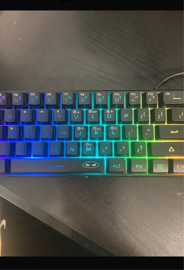 Teclado Gaming RGB Compacto