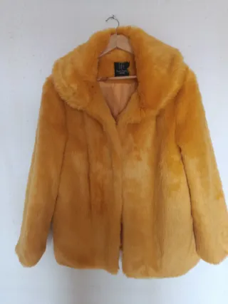 Chaquetón amarillo mostaza pelo sintético