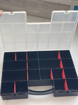 Organizador de piezas con compartimentos