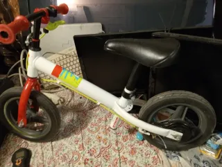 Bicicletta senza pedali con freno posteriore