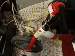 Bicicletta senza pedali con freno posteriore