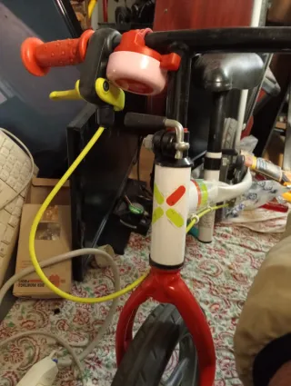 Bicicletta senza pedali con freno posteriore