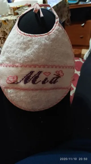 Baberos y cuadros personalizados.