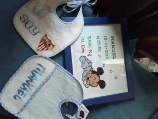 Baberos y cuadros personalizados.