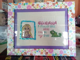 Baberos y cuadros personalizados.