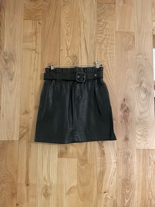 Falda mini efecto piel con cinturón