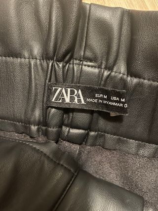 Falda mini efecto piel con cinturón