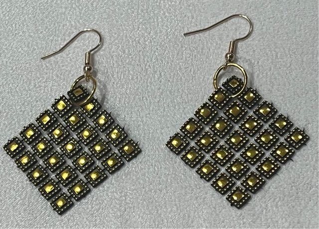 Pendientes dorados cuadrados