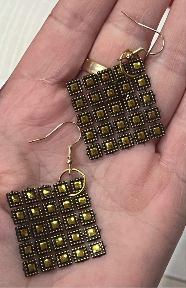 Pendientes dorados cuadrados