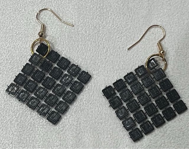 Pendientes dorados cuadrados