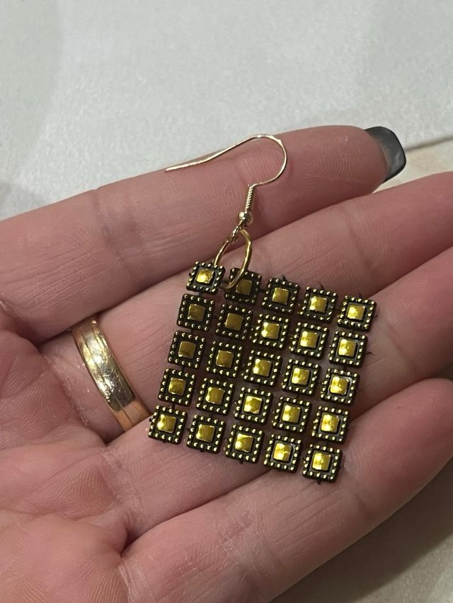 Pendientes dorados cuadrados