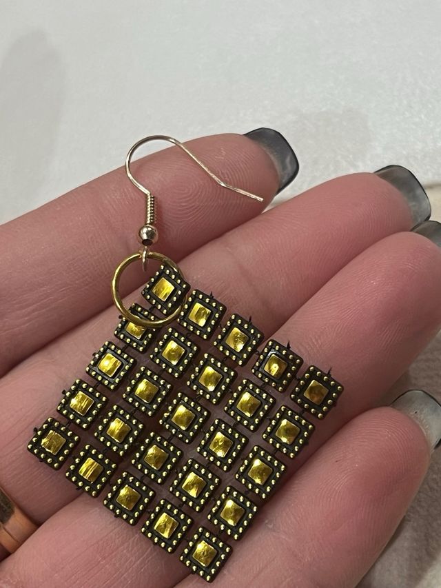 Pendientes dorados cuadrados