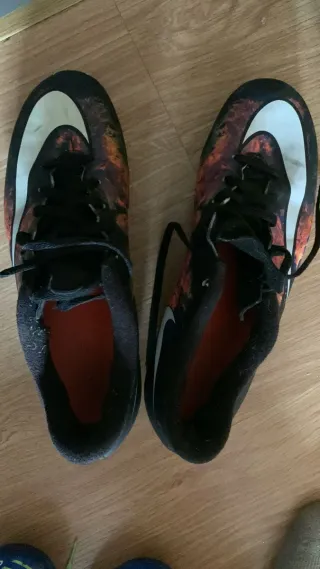 Zapatillas Nike Negras y Rojas. Azul