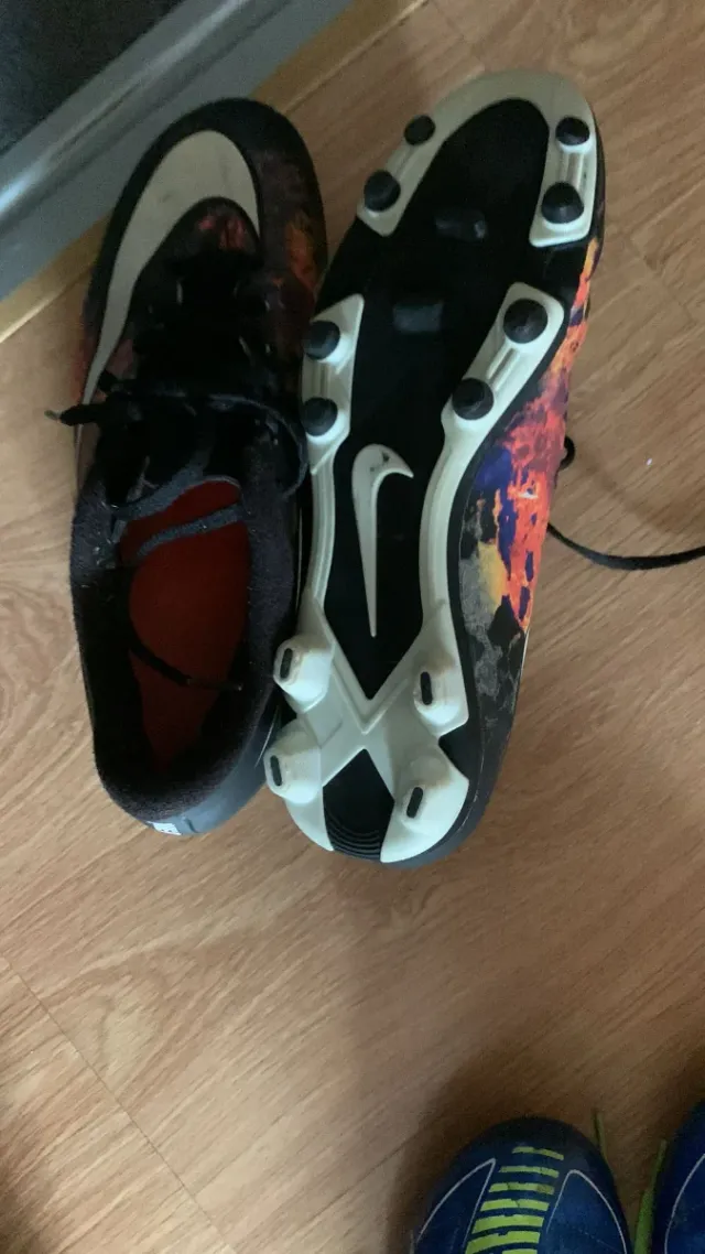 Zapatillas Nike Negras y Rojas. Azul