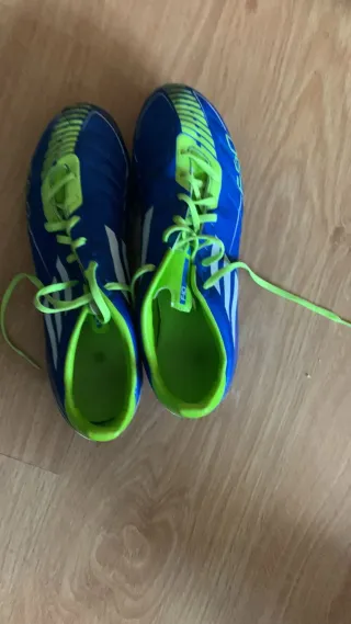 Zapatillas Nike Negras y Rojas. Azul