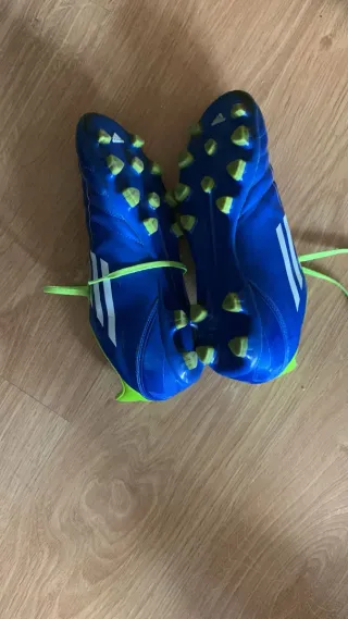 Zapatillas Nike Negras y Rojas. Azul