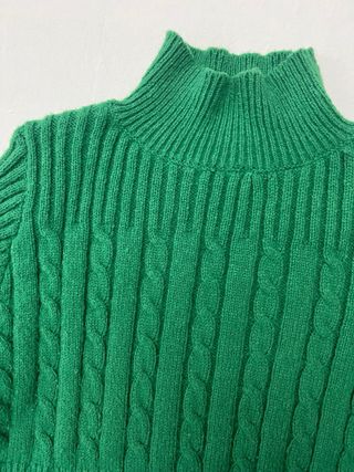 Jersey de punto verde con cuello alto