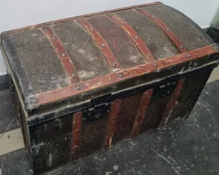 Baúl antiguo de cuero, madera y metal