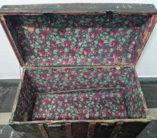 Baúl antiguo de cuero, madera y metal