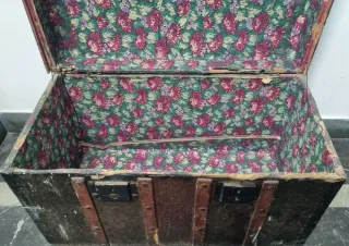 Baúl antiguo de cuero, madera y metal