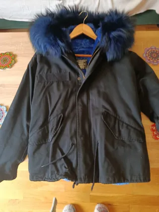 Chaquetón negro con capucha azul