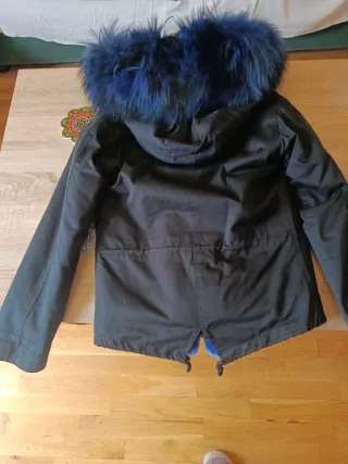 Chaquetón negro con capucha azul