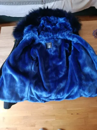 Chaquetón negro con capucha azul