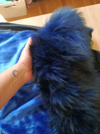 Chaquetón negro con capucha azul