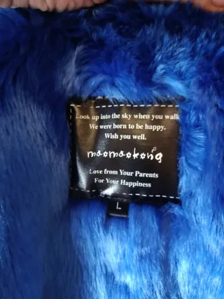 Chaquetón negro con capucha azul