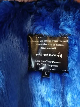 Chaquetón negro con capucha azul