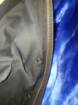 Chaquetón negro con capucha azul