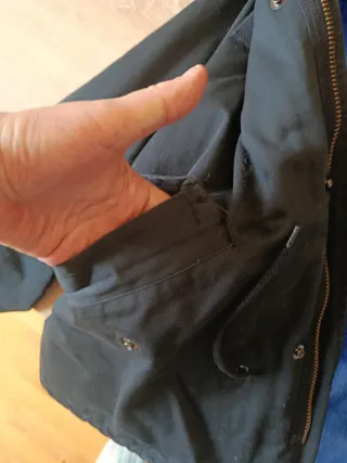 Chaquetón negro con capucha azul