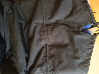 Chaquetón negro con capucha azul