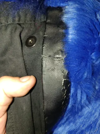 Chaquetón negro con capucha azul