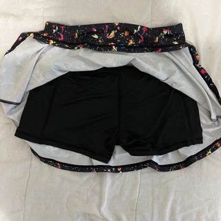 Falda pádel/tenis negra con estampado multicolor